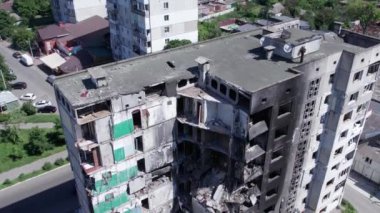 Bu video, Ukrayna 'daki savaş sırasında Bucha, Borodyanka' da yıkılan bir konut binasını gösteriyor.