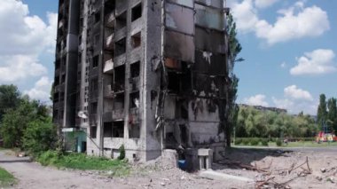 Bu video, Ukrayna 'daki savaş sırasında Bucha, Borodyanka' da yıkılan bir konut binasını gösteriyor.