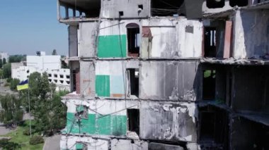 Bu video, Ukrayna 'daki savaş sırasında Bucha, Borodyanka' da yıkılan bir konut binasını gösteriyor.