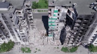 Bu video, Ukrayna 'daki savaş sırasında Bucha, Borodyanka' da yıkılan bir konut binasını gösteriyor.
