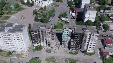 Bu video, Ukrayna 'daki savaş sırasında Bucha, Borodyanka' da yıkılan bir konut binasını gösteriyor.