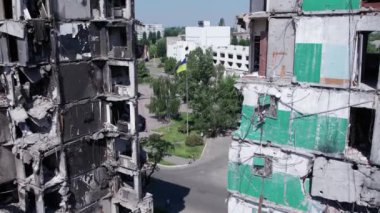 Bu video, Ukrayna 'daki savaş sırasında Bucha, Borodyanka' da yıkılan bir konut binasını gösteriyor.