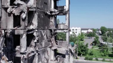 Bu video, Ukrayna 'daki savaş sırasında Bucha, Borodyanka' da yıkılan bir konut binasını gösteriyor.
