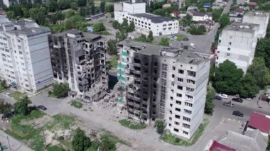 Bu video, Ukrayna 'daki savaş sırasında Bucha, Borodyanka' da yıkılan bir konut binasını gösteriyor.