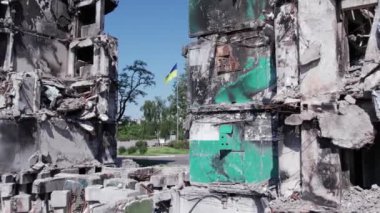 Bu video, Ukrayna 'daki savaş sırasında Bucha, Borodyanka' da yıkılan bir konut binasını gösteriyor.