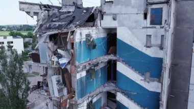 Bu video, Ukrayna 'daki savaş sırasında Bucha, Borodyanka' da yıkılan bir konut binasını gösteriyor.