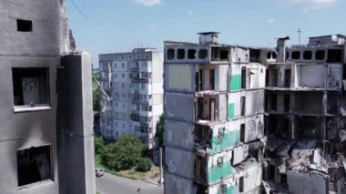 Bu video, Ukrayna 'daki savaş sırasında Bucha, Borodyanka' da yıkılan bir konut binasını gösteriyor.