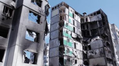 Bu video, Ukrayna 'daki savaş sırasında Bucha, Borodyanka' da yıkılan bir konut binasını gösteriyor.