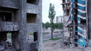 Bu video, Ukrayna 'daki savaş sırasında Bucha, Borodyanka' da yıkılan bir konut binasını gösteriyor.