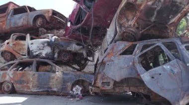 Bu video, Ukrayna 'daki savaşın sonucunu gösteriyor. Yakılmış ve ateş edilmiş arabalar.