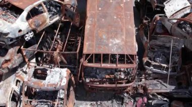 Bu video, Ukrayna 'daki savaşın sonucunu gösteriyor. Yakılmış ve ateş edilmiş arabalar.