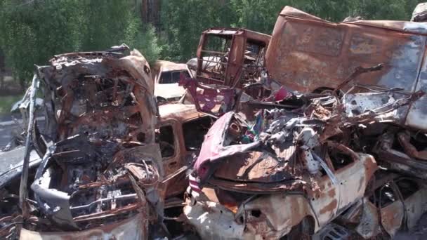 Video Ukrayna Daki Savaşın Sonucunu Gösteriyor Yakılmış Ateş Edilmiş Arabalar — Stok video