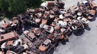 Bu video, Ukrayna 'daki savaşın sonucunu gösteriyor. Yakılmış ve ateş edilmiş arabalar.