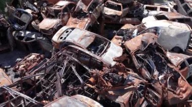 Bu video, Ukrayna 'daki savaşın sonucunu gösteriyor. Yakılmış ve ateş edilmiş arabalar.