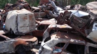 Bu video, Ukrayna 'daki savaşın sonucunu gösteriyor. Yakılmış ve ateş edilmiş arabalar.