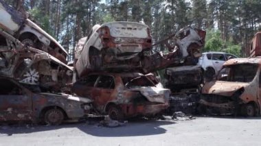 Bu video, Ukrayna 'daki savaşın sonucunu gösteriyor. Yakılmış ve ateş edilmiş arabalar.