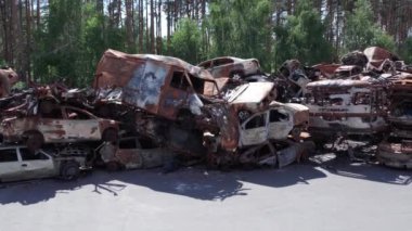 Bu video, Ukrayna 'daki savaşın sonucunu gösteriyor. Yakılmış ve ateş edilmiş arabalar.