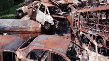 Bu video, Ukrayna 'daki savaşın sonucunu gösteriyor. Yakılmış ve ateş edilmiş arabalar.