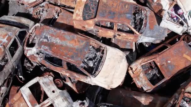 Video Ukrayna Daki Savaşın Sonucunu Gösteriyor Yakılmış Ateş Edilmiş Arabalar — Stok video