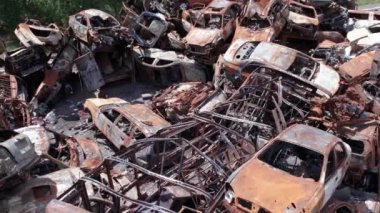 Bu video, Ukrayna 'daki savaşın sonucunu gösteriyor. Yakılmış ve ateş edilmiş arabalar.