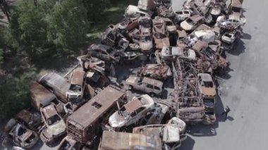 Bu video, Ukrayna 'daki savaşın sonucunu gösteriyor. Yakılmış ve ateş edilmiş arabalar.