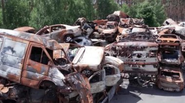 Bu video, Ukrayna 'daki savaşın sonucunu gösteriyor. Yakılmış ve ateş edilmiş arabalar.