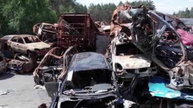 Bu video, Ukrayna 'daki savaşın sonucunu gösteriyor. Yakılmış ve ateş edilmiş arabalar.