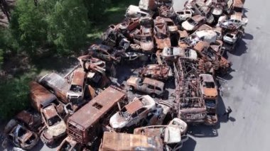 Bu video, Ukrayna 'daki savaşın sonucunu gösteriyor. Yakılmış ve ateş edilmiş arabalar.