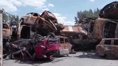 Bu video, Ukrayna 'daki savaşın sonucunu gösteriyor. Yakılmış ve ateş edilmiş arabalar.