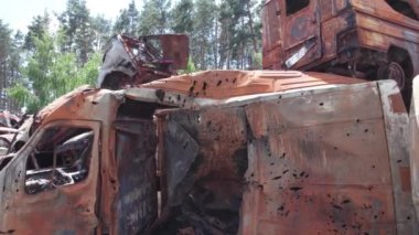 Bu video, Ukrayna 'daki savaşın sonucunu gösteriyor. Yakılmış ve ateş edilmiş arabalar.