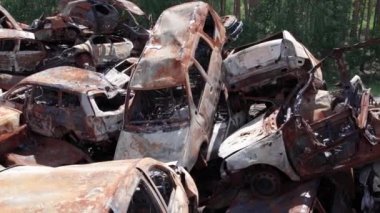 Bu video, Ukrayna 'daki savaşın sonucunu gösteriyor. Yakılmış ve ateş edilmiş arabalar.