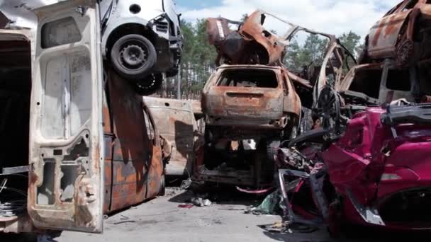 这个库存视频显示了乌克兰战争的后果 烧毁和射击的汽车 — 图库视频影像