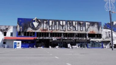 Bu video savaş sırasında Bucha, Ukrayna 'da yıkılan bir alışveriş merkezini gösteriyor.