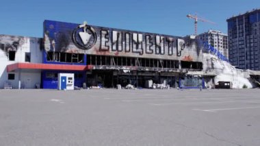 Bu video savaş sırasında Bucha, Ukrayna 'da yıkılan bir alışveriş merkezini gösteriyor.