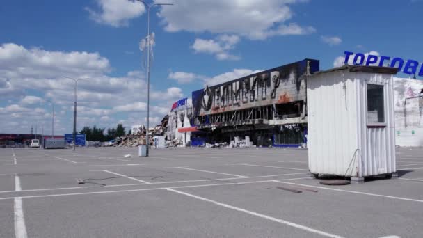 Video Savaş Sırasında Bucha Ukrayna Yıkılan Bir Alışveriş Merkezini Gösteriyor — Stok video