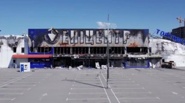 Bu video savaş sırasında Bucha, Ukrayna 'da yıkılan bir alışveriş merkezini gösteriyor.