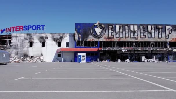 Video Savaş Sırasında Bucha Ukrayna Yıkılan Bir Alışveriş Merkezini Gösteriyor — Stok video