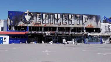 Bu video savaş sırasında Bucha, Ukrayna 'da yıkılan bir alışveriş merkezini gösteriyor.