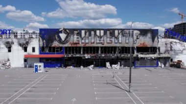 Bu video savaş sırasında Bucha, Ukrayna 'da yıkılan bir alışveriş merkezini gösteriyor.