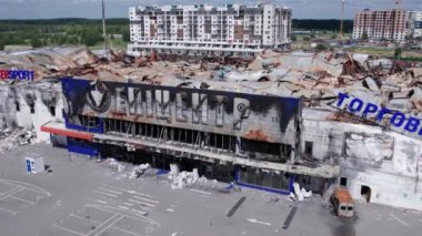 Bu video savaş sırasında Bucha, Ukrayna 'da yıkılan bir alışveriş merkezini gösteriyor.