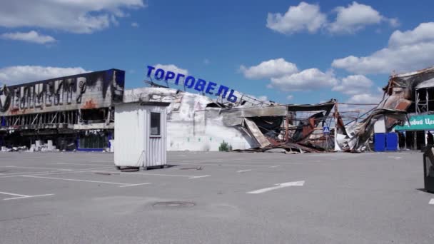 この株式ビデオは 戦争中にウクライナのブチャにショッピングセンターの破壊された建物を示しています — ストック動画