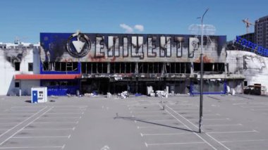 Bu video savaş sırasında Bucha, Ukrayna 'da yıkılan bir alışveriş merkezini gösteriyor.