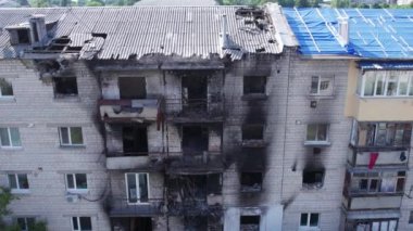 Bu video, Ukrayna 'daki savaş sırasında Makariv şehrinde yıkılan bir binayı gösteriyor.