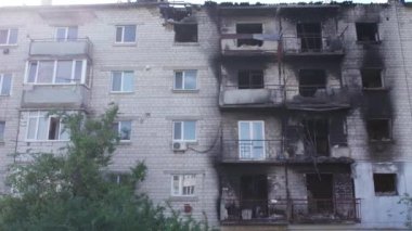 Bu video, Ukrayna 'daki savaş sırasında Makariv şehrinde yıkılan bir binayı gösteriyor.