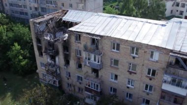 Bu video, Ukrayna 'daki savaş sırasında Makariv şehrinde yıkılan bir binayı gösteriyor.