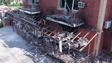 Bu video, Ukrayna 'daki savaş sırasında Makariv şehrinde yıkılan bir binayı gösteriyor.