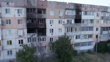 Bu video, Ukrayna 'daki savaş sırasında Makariv şehrinde yıkılan bir binayı gösteriyor.