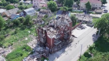 Bu video, Ukrayna 'daki savaş sırasında Makariv şehrinde yıkılan bir binayı gösteriyor.