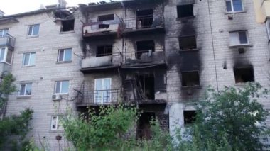 Bu video, Ukrayna 'daki savaş sırasında Makariv şehrinde yıkılan bir binayı gösteriyor.