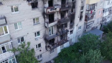 Bu video, Ukrayna 'daki savaş sırasında Makariv şehrinde yıkılan bir binayı gösteriyor.